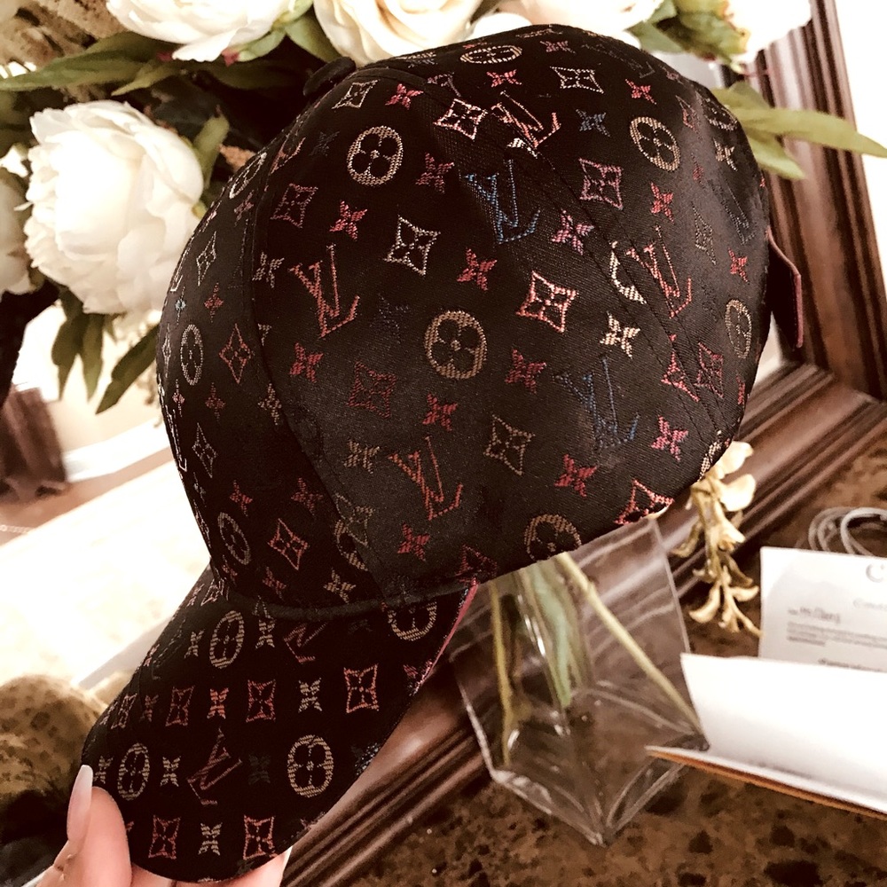 Super Stunning hat 🧢 LV 1st Copy black with some others colors.